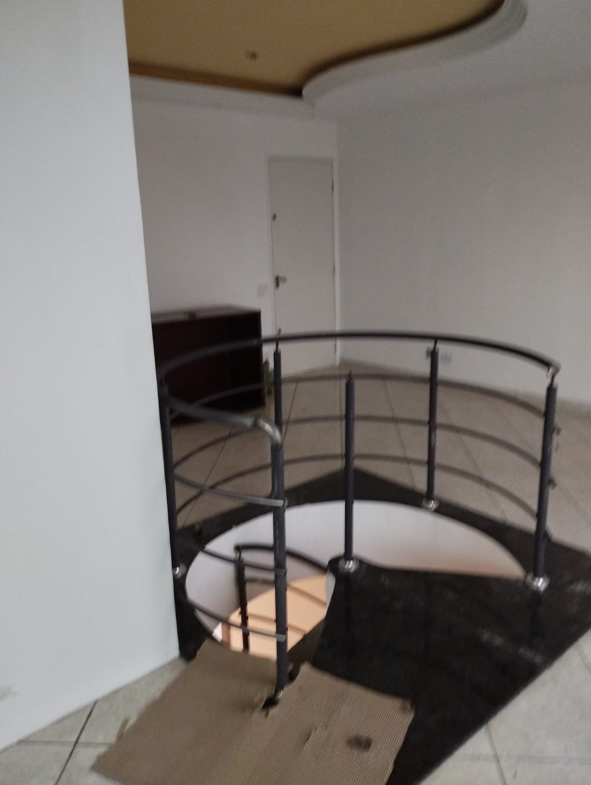 Corrimão e guarda-corpo metálico para escada fabricado sob medida