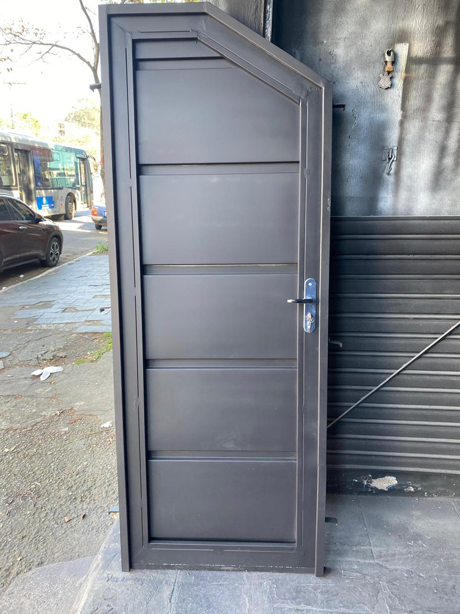 Portão de correr sob medida fabricado e instalado pela Garagem do Ferro