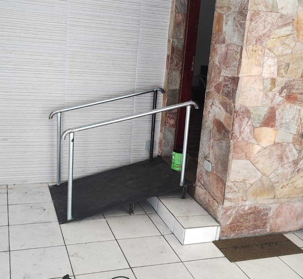 Rampa de acesso com estrutura e guarda-corpo metálico