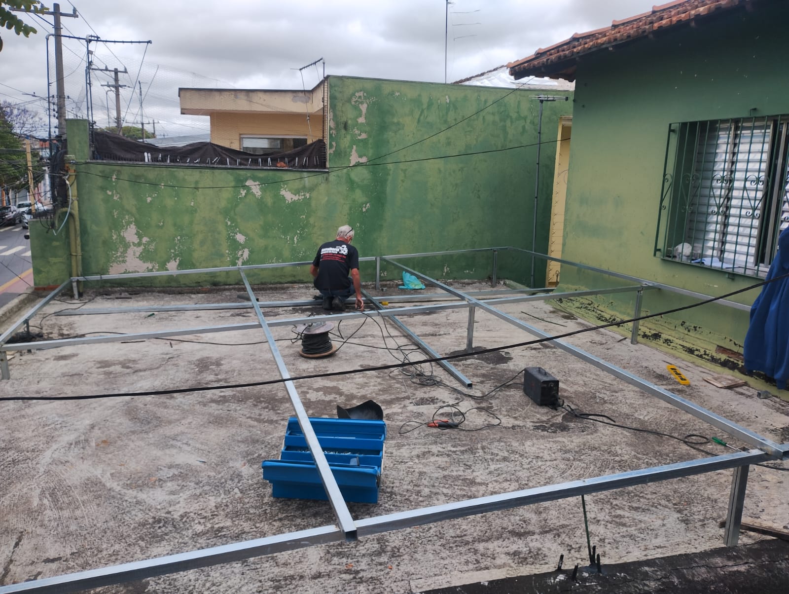 Telhado e cobertura metálica com estrutura de aço instalada